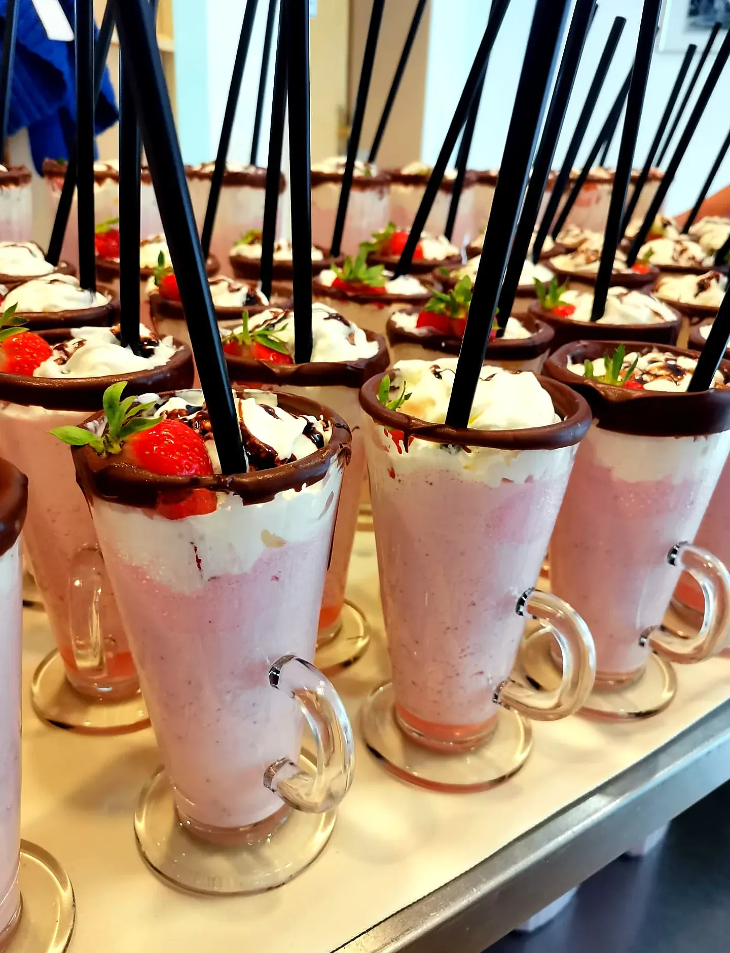 Frisch zubereitete Dessertgläser aus der hauseigenen Küche