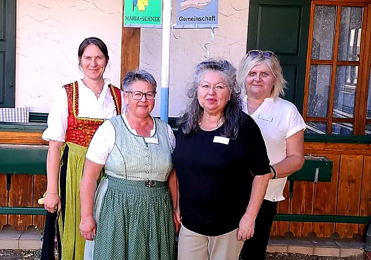 Pflegeteam des Seniorenpflegeheims Maria Schnee im Innenhof